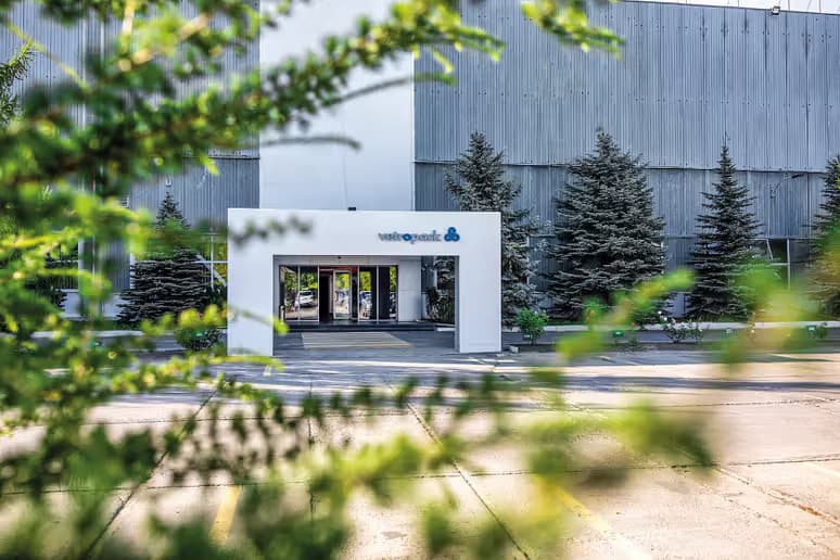 Detaliu — linia de sortare, mâini la transportor